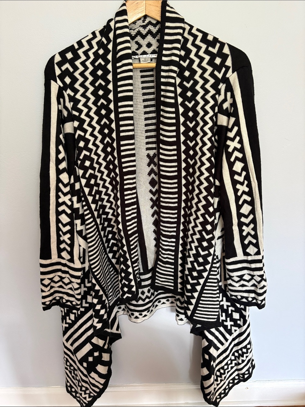Larry Levine Black and White Geometric Open-Front Cardigan